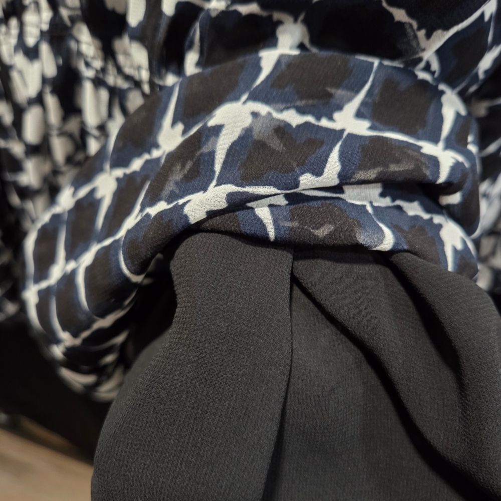 Calvin Klein Sheer Chiffon Blouse/Tunic
Elevate your wardrobe with this stylish - Picture 7 of 11